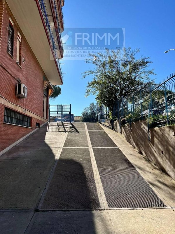 negozio in vendita a Roma in zona Tuscolano