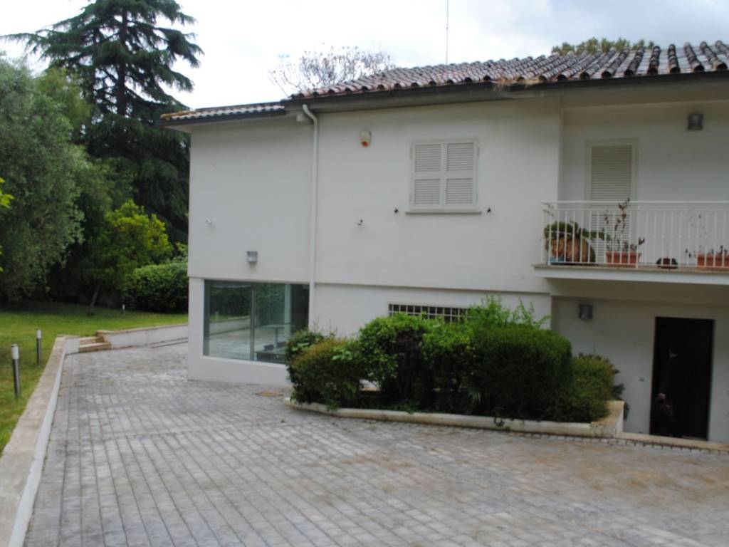 casa indipendente in vendita a Roma in zona Massimina/Casal Lumbroso