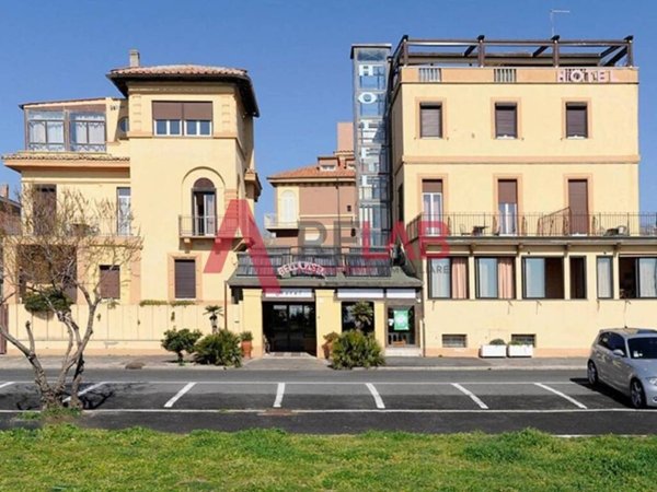 intera palazzina in vendita a Roma in zona Castel Fusano