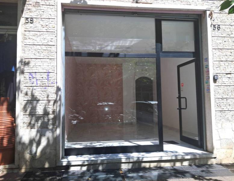 locale commerciale in vendita a Roma in zona Appio Latino