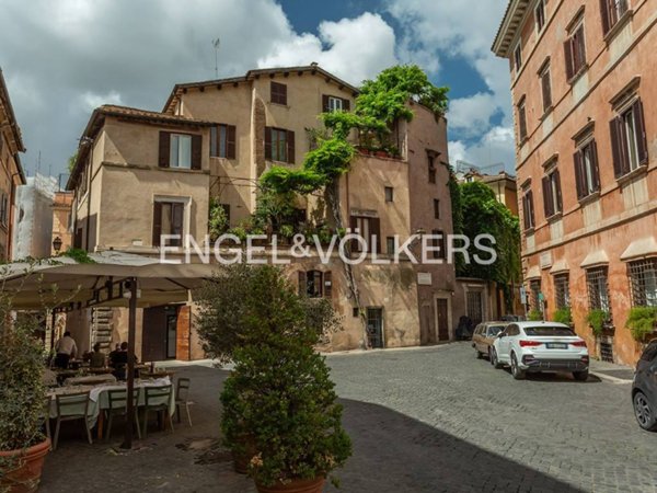 appartamento in vendita a Roma in zona Pigna - Sant'Angelo