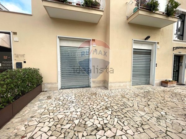 locale commerciale in vendita a Roma in zona Appio Pignatelli
