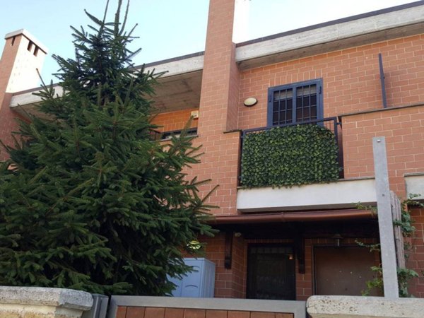 casa indipendente in vendita a Roma in zona Ostia Antica