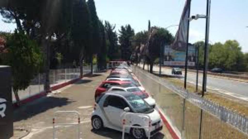 negozio in vendita a Roma in zona Appio Claudio