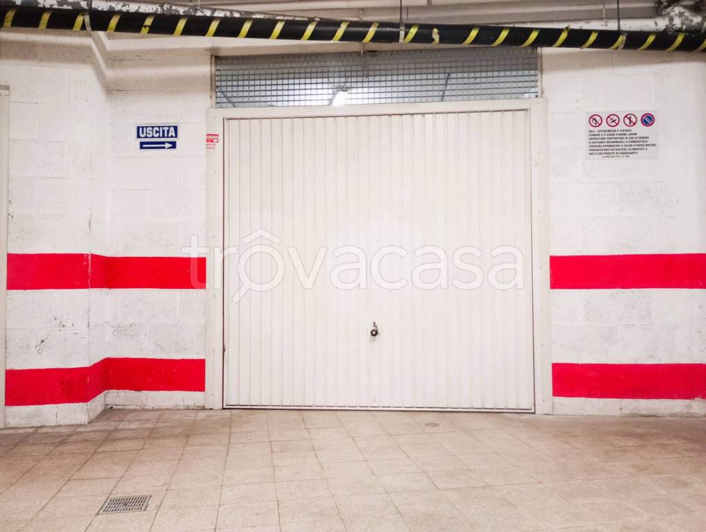 locale di sgombero in vendita a Roma in zona Ostia
