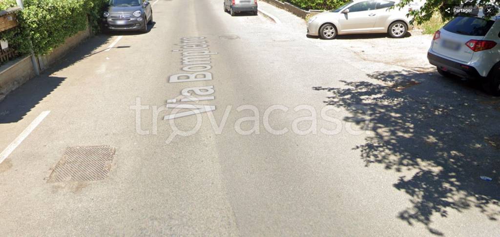 negozio in vendita a Roma in zona Finocchio