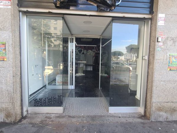 negozio in vendita a Roma in zona Finocchio