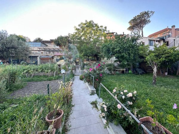casa indipendente in vendita a Roma in zona Massimina/Casal Lumbroso