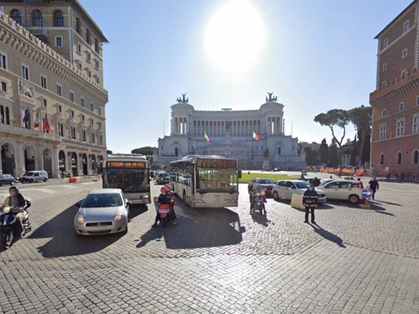 negozio in vendita a Roma in zona Rione Monti/Campitelli