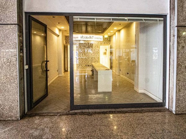 negozio in vendita a Roma in zona Cinecittà