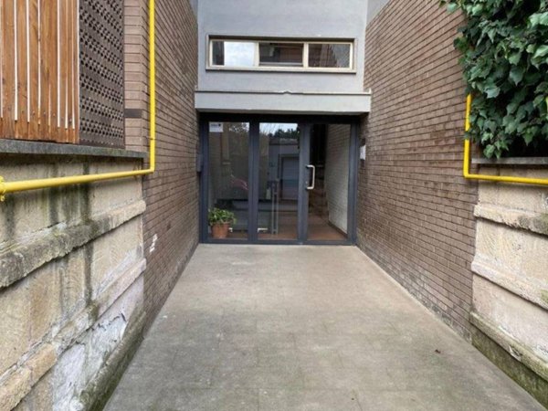 locale commerciale in vendita a Roma in zona Tomba di Nerone