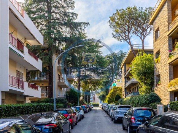 appartamento in vendita a Roma in zona EUR