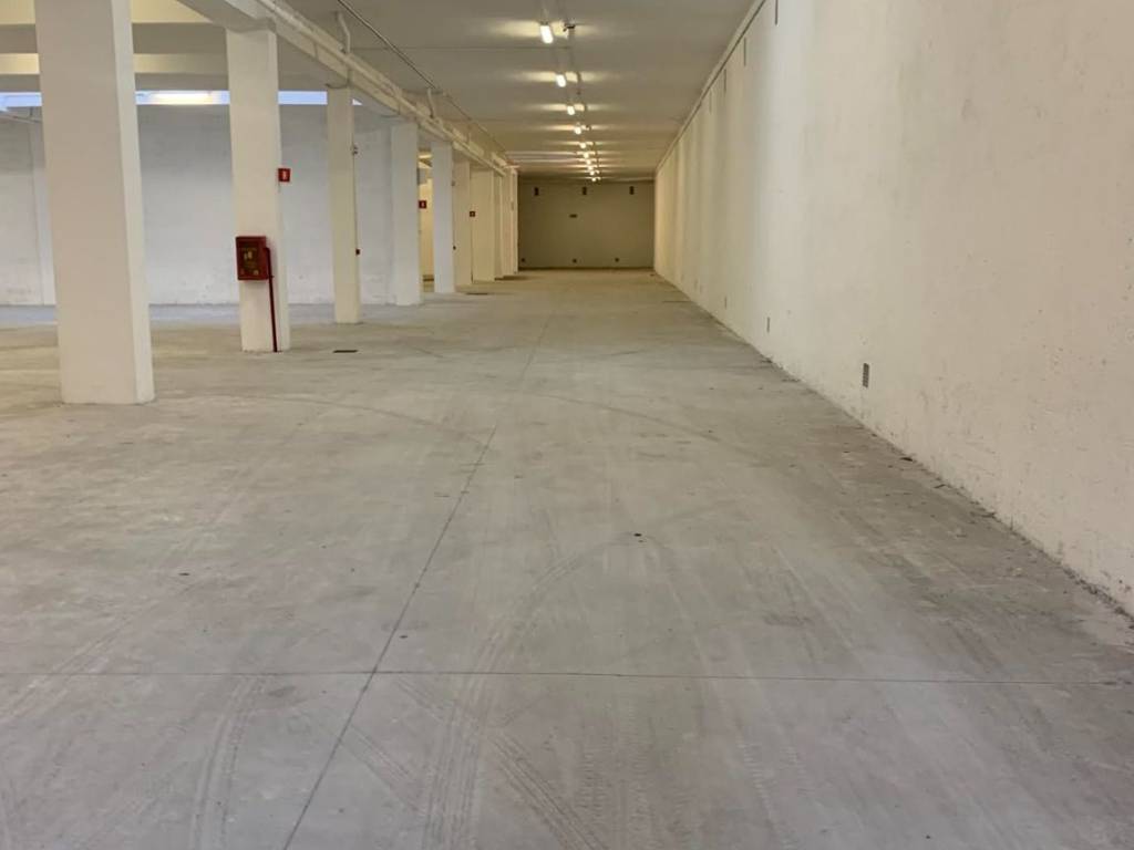 locale commerciale in vendita a Roma in zona Appio Claudio