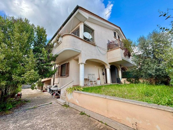 casa indipendente in vendita a Roma in zona Finocchio