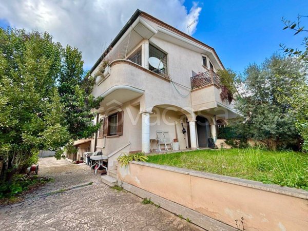 casa indipendente in vendita a Roma in zona Finocchio