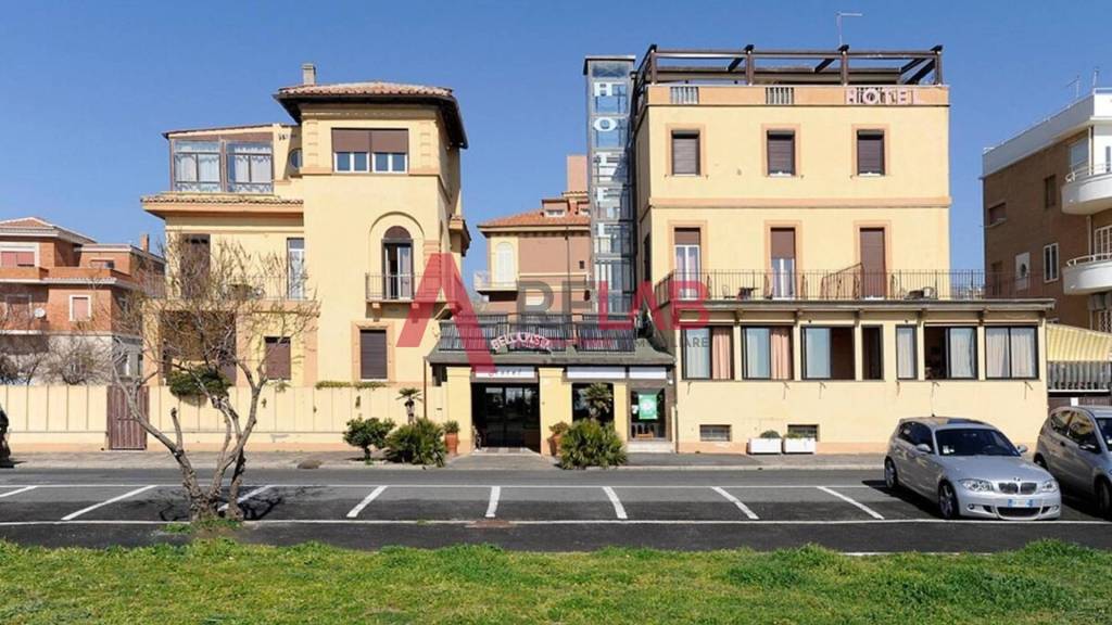 appartamento in vendita a Roma in zona Ostia Antica