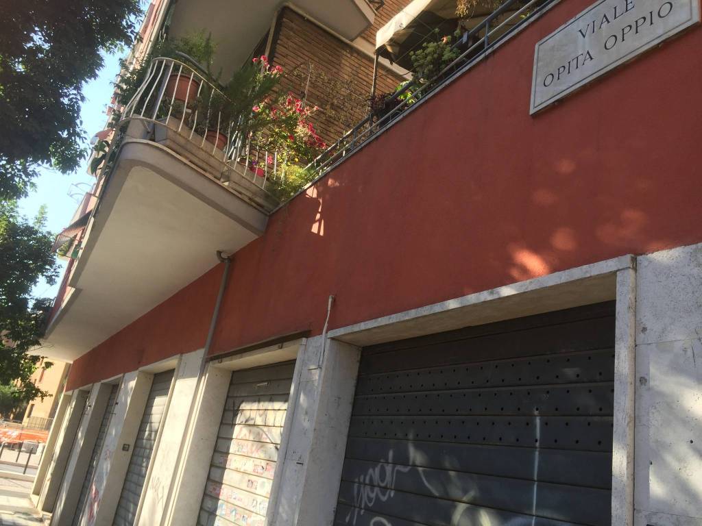 negozio in vendita a Roma in zona Appio Claudio