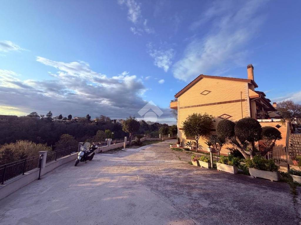 appartamento in vendita a Roma in zona Valle Santa