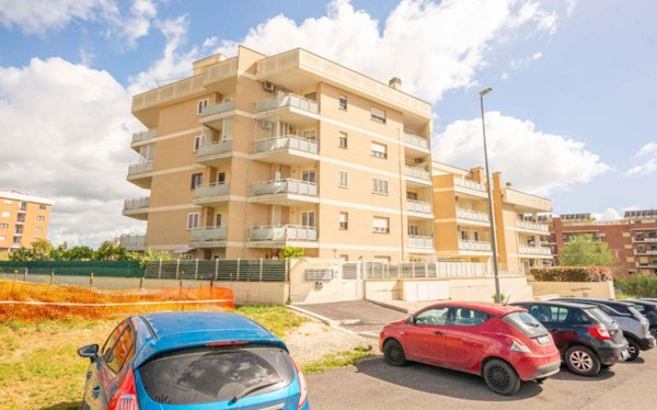 appartamento in vendita a Roma in zona Fontignani