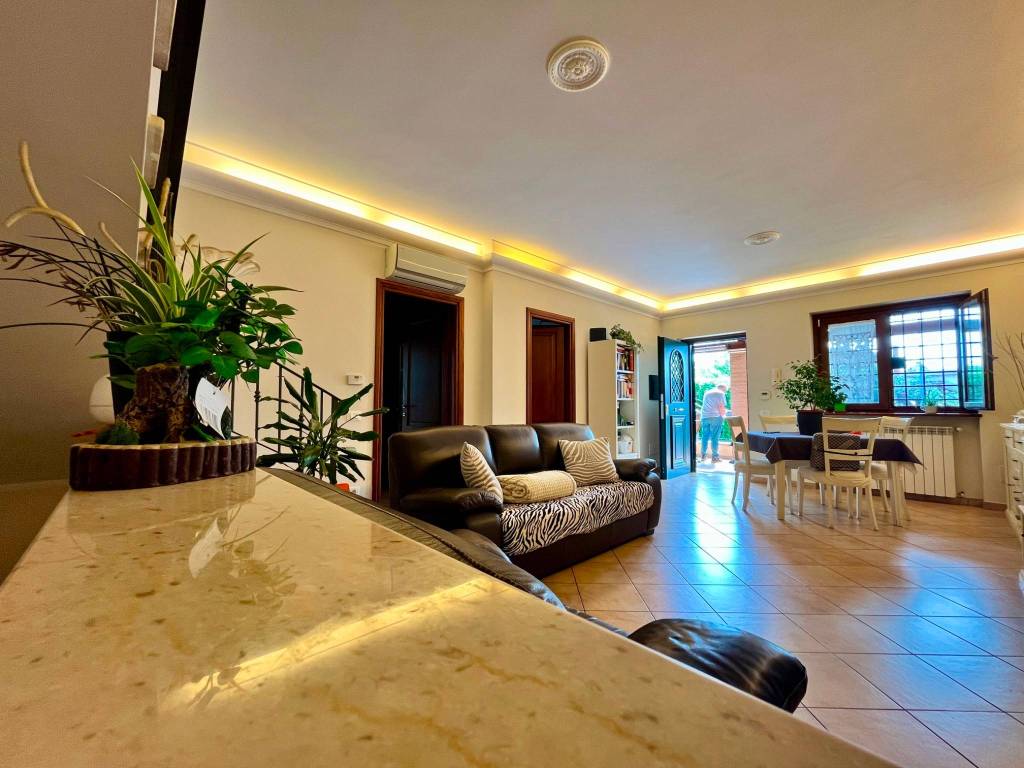 casa indipendente in vendita a Roma in zona Ostia Antica