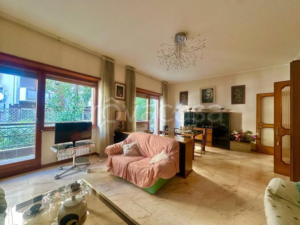 appartamento in vendita a Roma in zona Ardeatino