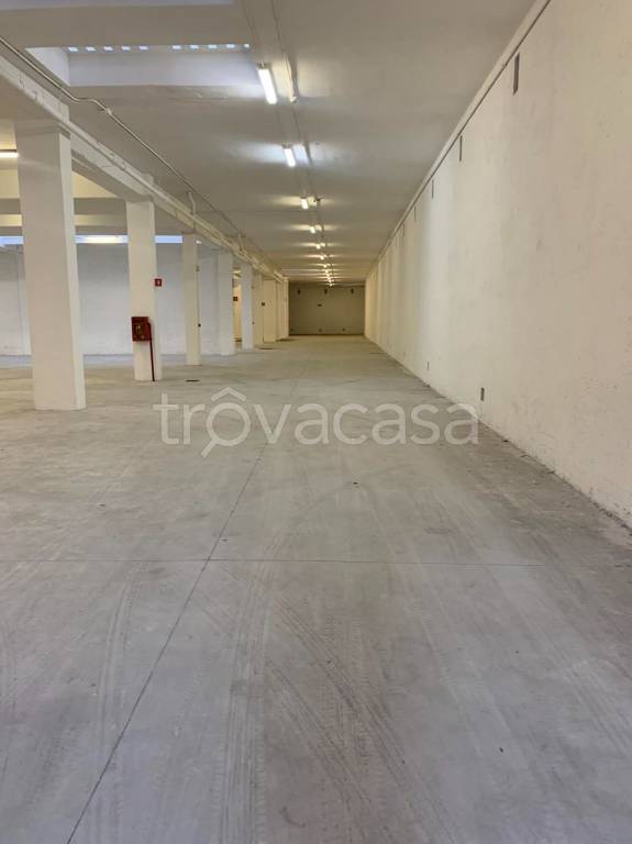 locale commerciale in vendita a Roma in zona Appio Claudio