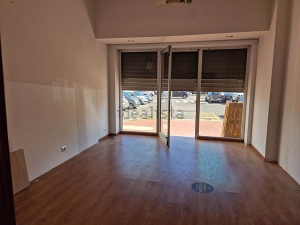 negozio in vendita a Roma in zona Corviale