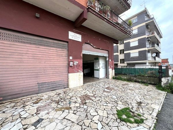 locale commerciale in vendita a Roma in zona Colle Prenestino