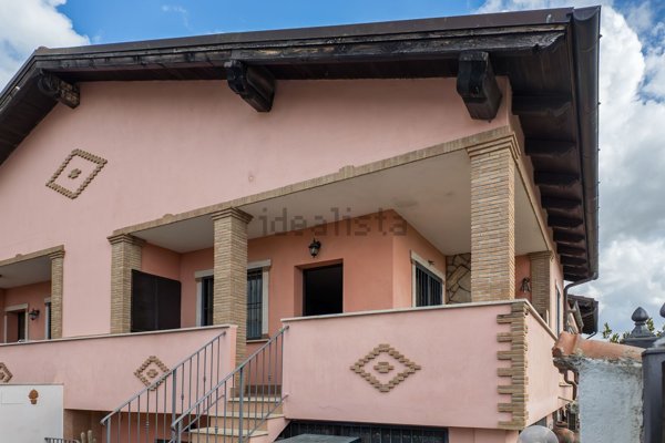 casa indipendente in vendita a Roma in zona Ostia Antica