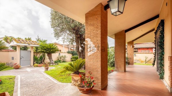 casa indipendente in vendita a Roma in zona Infernetto