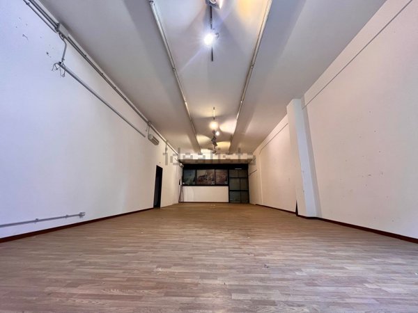 locale commerciale in vendita a Roma in zona Dragoncello