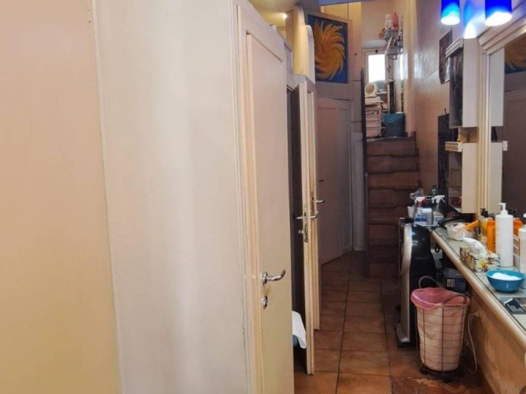 negozio in vendita a Roma in zona Tuscolano