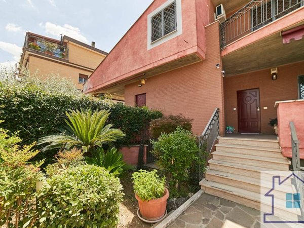 casa indipendente in vendita a Roma in zona Torre Angela