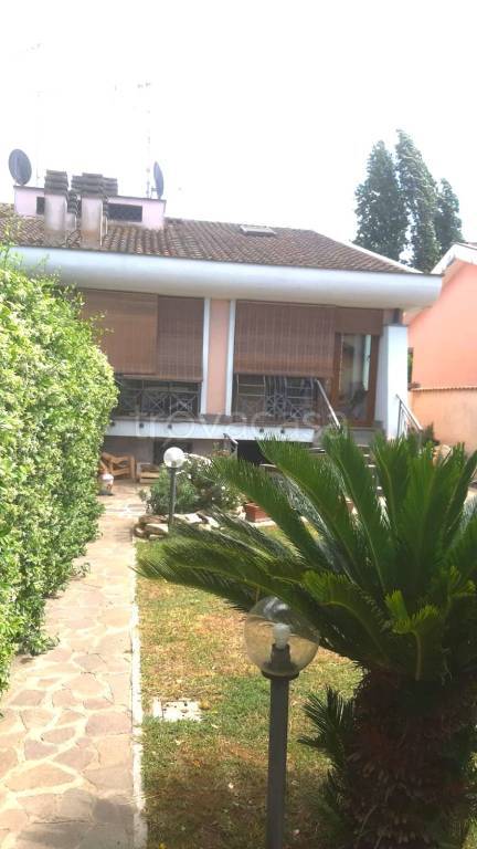 casa indipendente in vendita a Roma in zona Infernetto