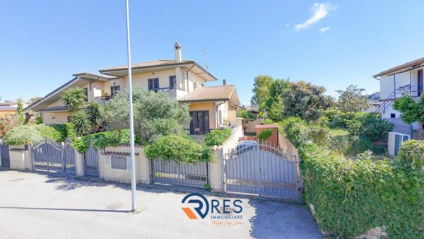 casa indipendente in vendita a Roma in zona Ostia Antica