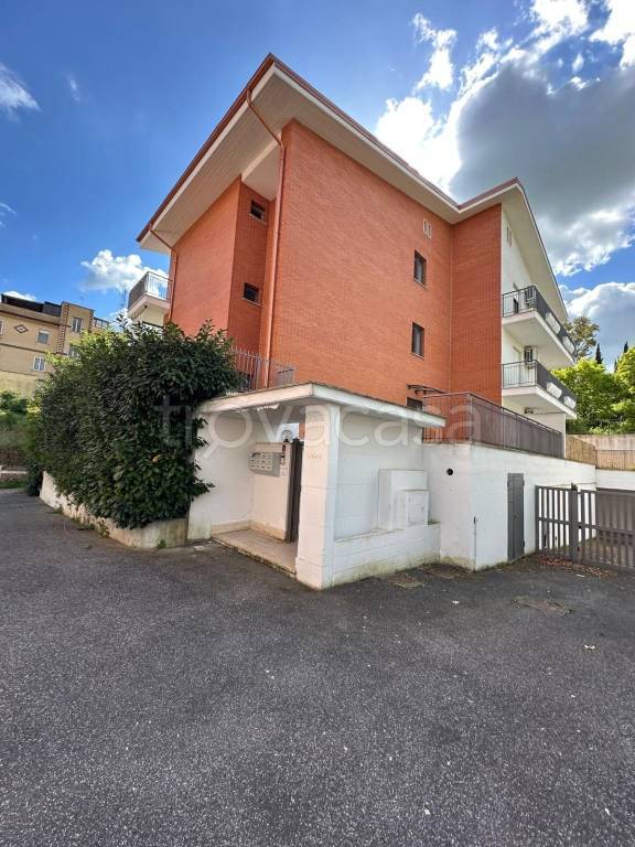 appartamento in vendita a Roma in zona Torrione Cerquetta