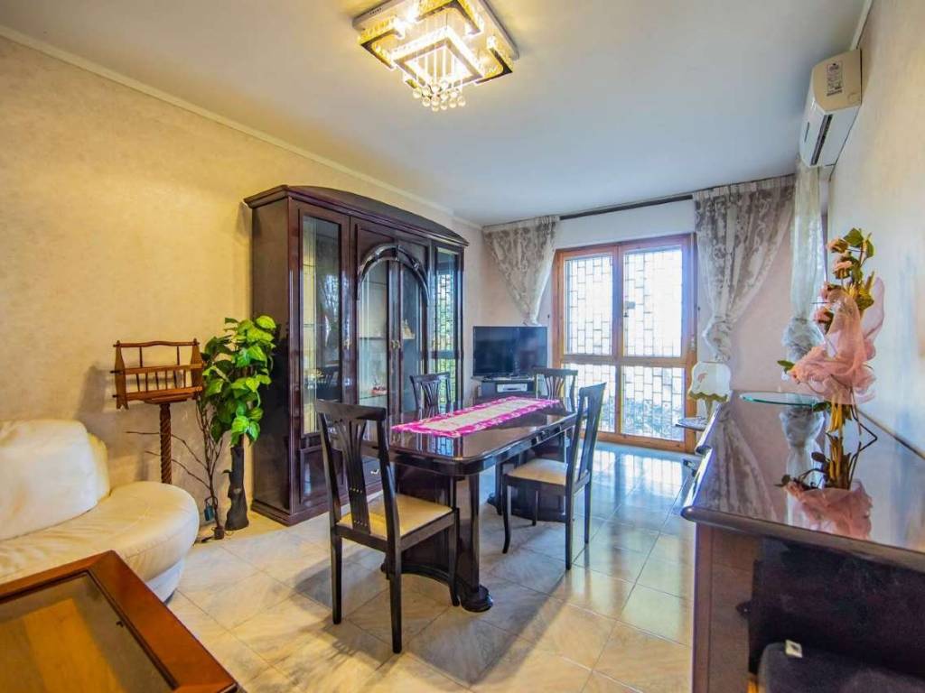 appartamento in vendita a Roma in zona Torre Angela