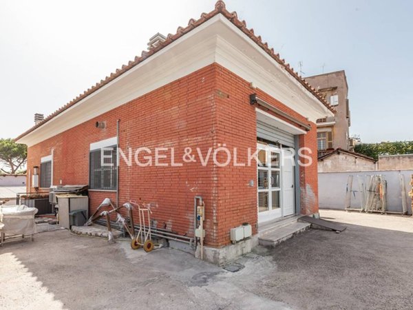 negozio in vendita a Roma in zona Appio Latino