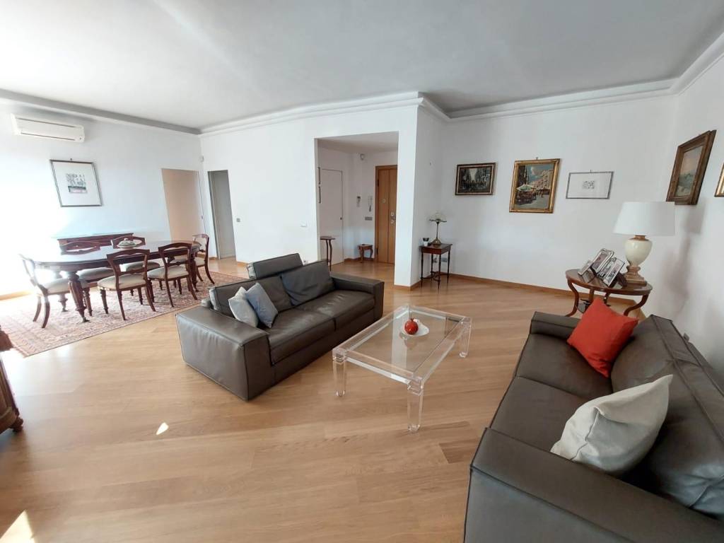 appartamento in vendita a Roma in zona Ostiense