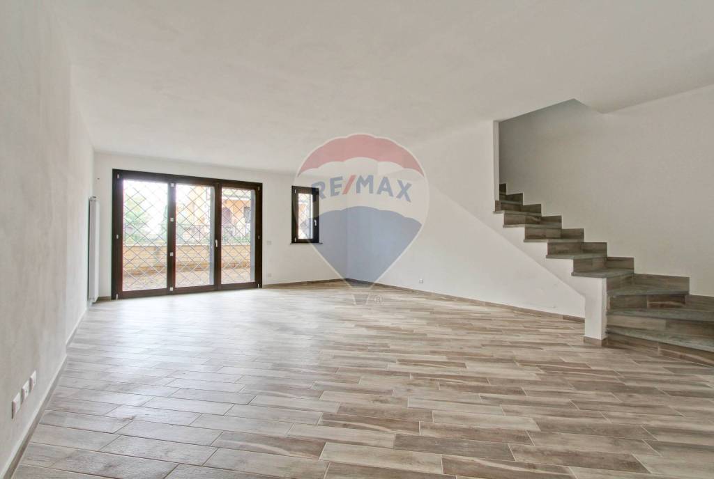 appartamento in vendita a Roma in zona Valle Santa