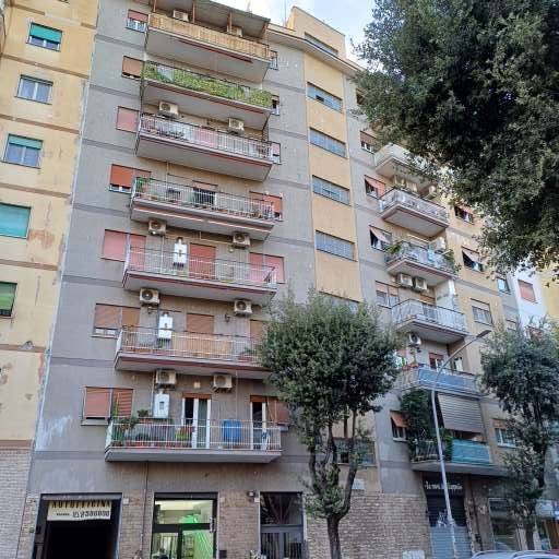 locale commerciale in vendita a Roma in zona Collatino