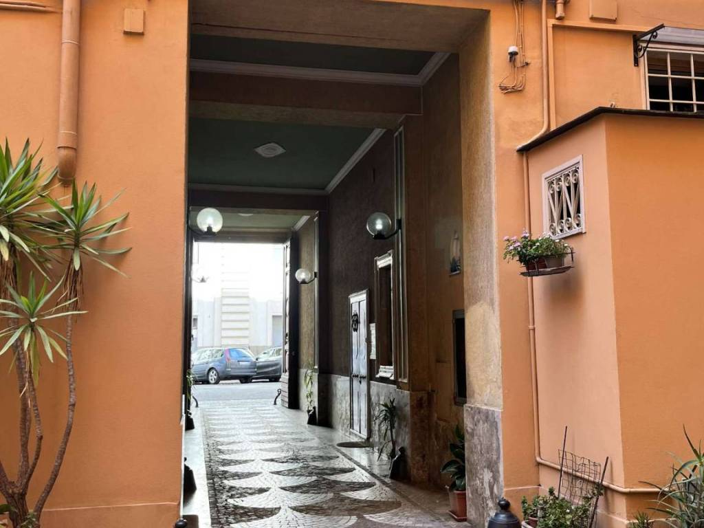 negozio in vendita a Roma in zona Rione Monti/Campitelli