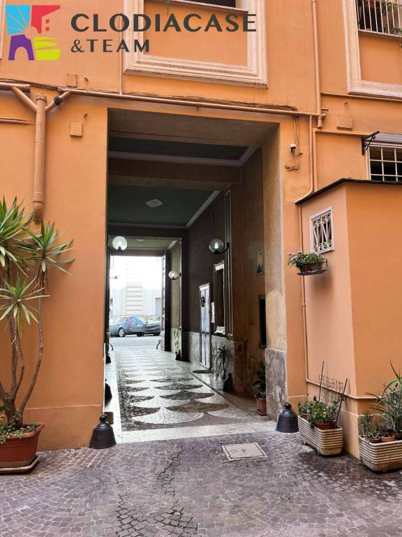 negozio in vendita a Roma in zona Rione Monti/Campitelli