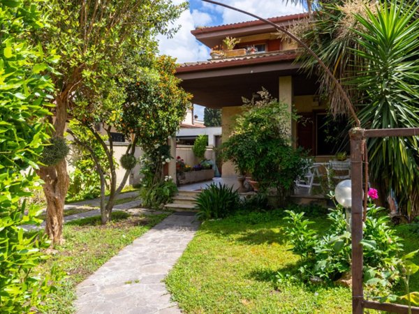 casa indipendente in vendita a Roma in zona Infernetto