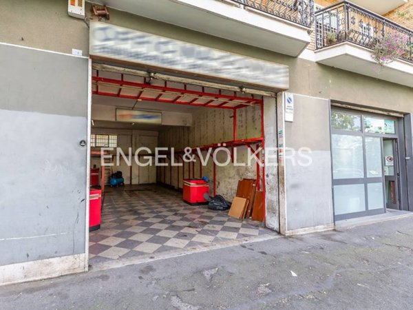 negozio in vendita a Roma in zona Don Bosco