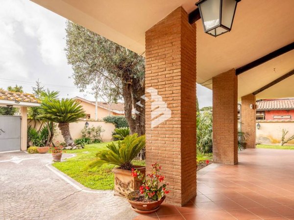 casa indipendente in vendita a Roma in zona Infernetto