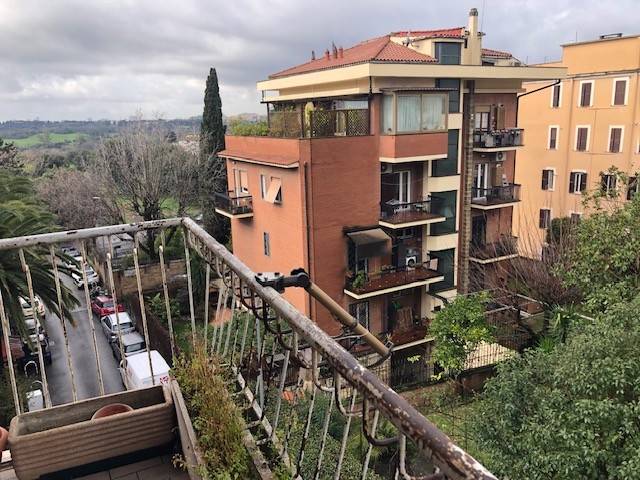 appartamento in vendita a Roma in zona Appio Latino