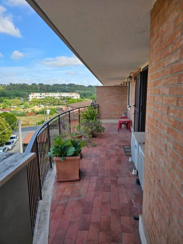 appartamento in vendita a Roma in zona Pantan Monastero