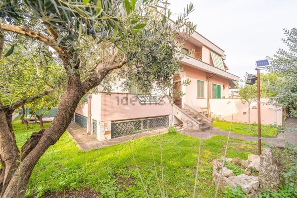 casa indipendente in vendita a Roma in zona Torre Angela