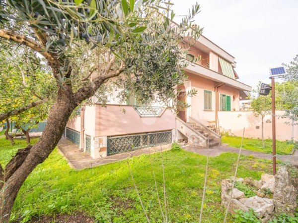 casa indipendente in vendita a Roma in zona Torre Angela